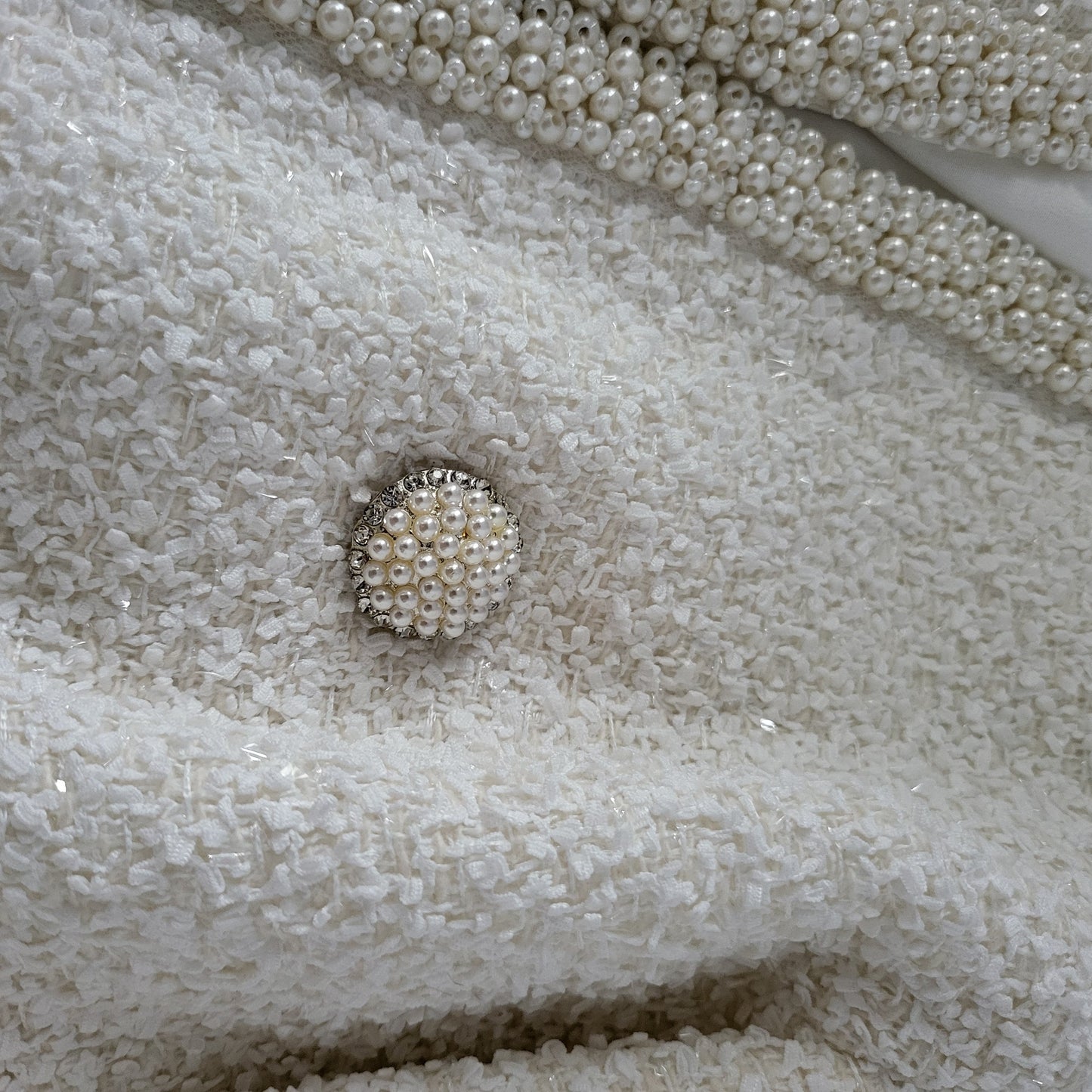 Elegant Bouclé Look Jasje in Off-White met Rijke Pareldetails
