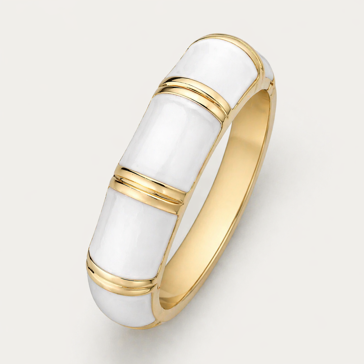 Witte Enamel Look Bangle Armband met Goudkleurige Details
