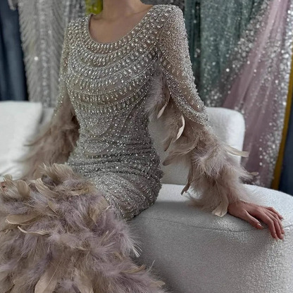 Luxe Maxi Jurk met Veren Beige en Embellished Details Gala Touch
