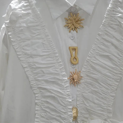 Maison Élégance Coastal Ruffle Blouse met Volants & Broches