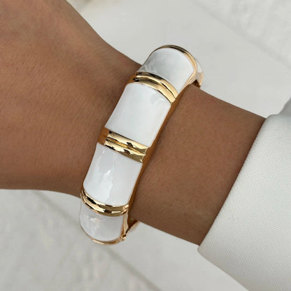 Witte Enamel Look Bangle Armband met Goudkleurige Details