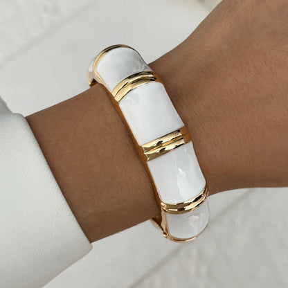 Witte Enamel Look Bangle Armband met Goudkleurige Details