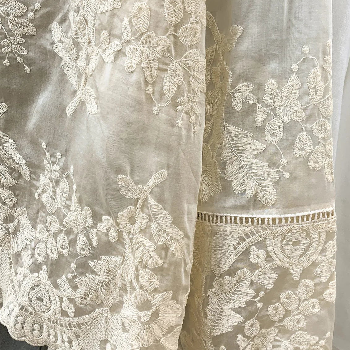 Amélie Blouse met Borduurwerk en Opengewerkte Randen