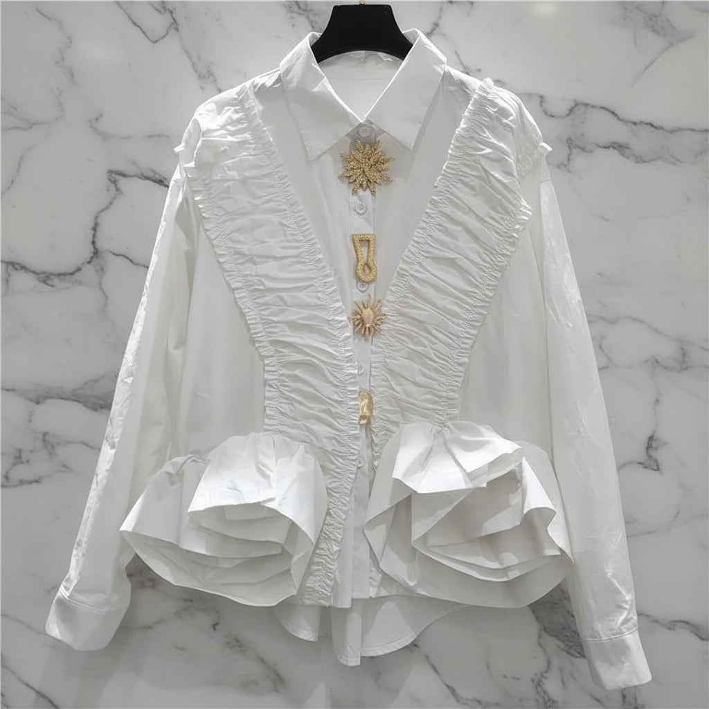Maison Élégance Coastal Ruffle Blouse met Volants & Broches