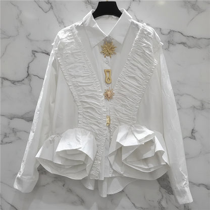 Maison Élégance Coastal Ruffle Blouse met Volants & Broches