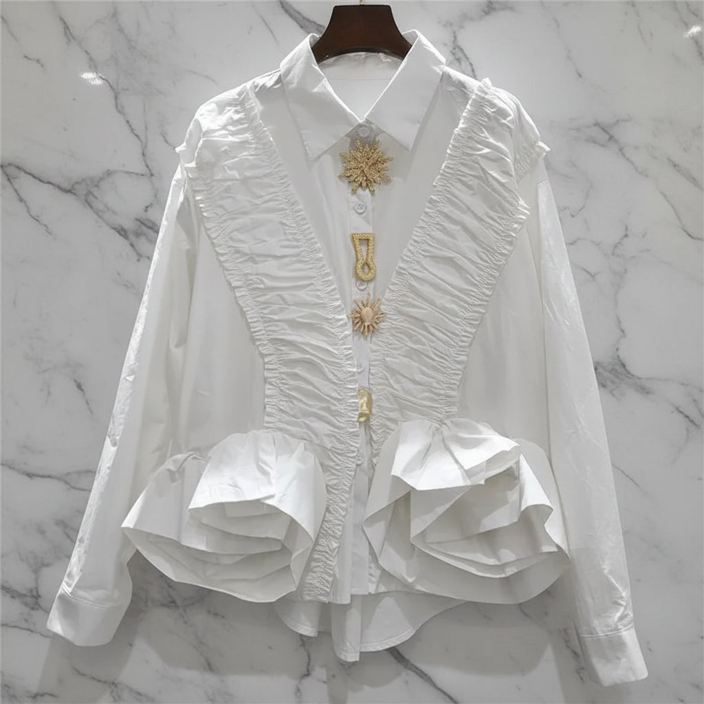 Maison Élégance Coastal Ruffle Blouse met Volants & Broches