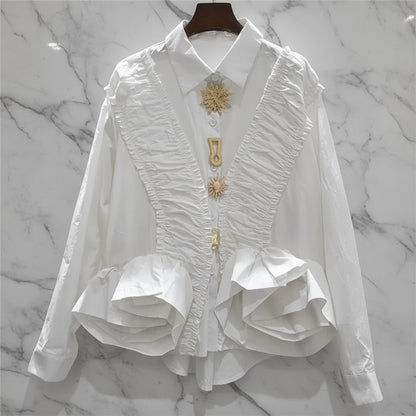 Maison Élégance Coastal Ruffle Blouse met Volants & Broches