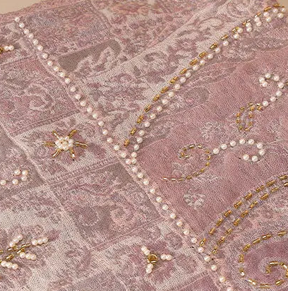 Wollen Sjaal met Rijk Dessin en Kralenborduursels Luxe Omslagdoek