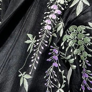 Zwart Jasje met Florale Borduursels