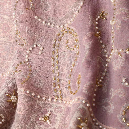 Wollen Sjaal met Rijk Dessin en Kralenborduursels Luxe Omslagdoek
