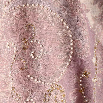 Wollen Sjaal met Rijk Dessin en Kralenborduursels Luxe Omslagdoek