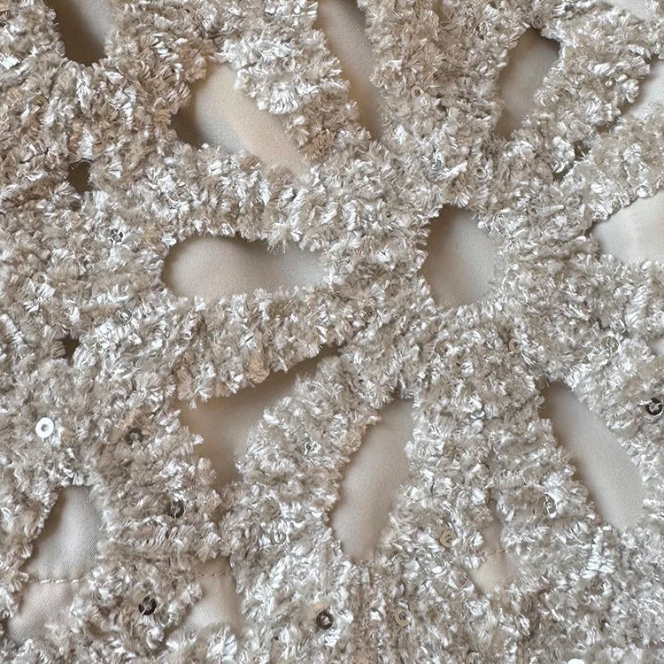 Crème Gevoerd Jasje met Opengewerkte Zilveren Details en 3D Bloemenstructuur