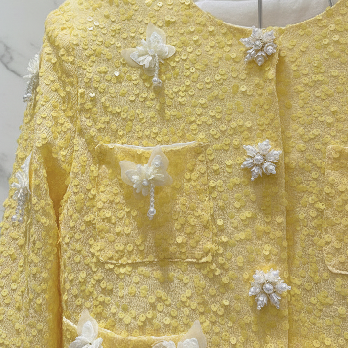 Soleil Luxe Sequin Cropped Jacket met 3D Bloemen & Parelknopen