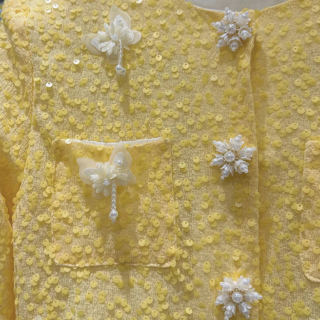 Soleil Luxe Sequin Cropped Jacket met 3D Bloemen & Parelknopen