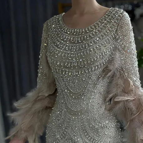 Luxe Maxi Jurk met Veren Beige en Embellished Details Gala Touch