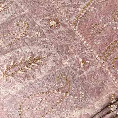 Wollen Sjaal met Rijk Dessin en Kralenborduursels Luxe Omslagdoek