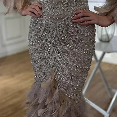 Luxe Maxi Jurk met Veren Beige en Embellished Details Gala Touch
