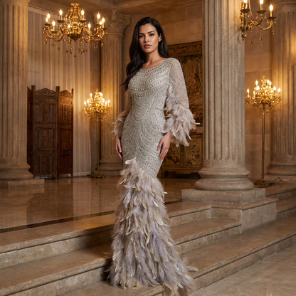 Luxe Maxi Jurk met Veren Beige en Embellished Details Gala Touch