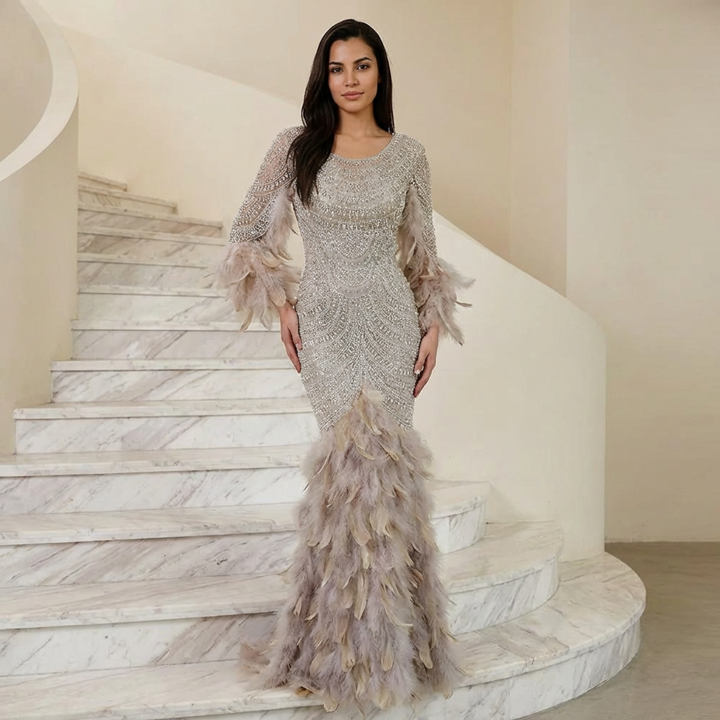 Luxe Maxi Jurk met Veren Beige en Embellished Details Gala Touch