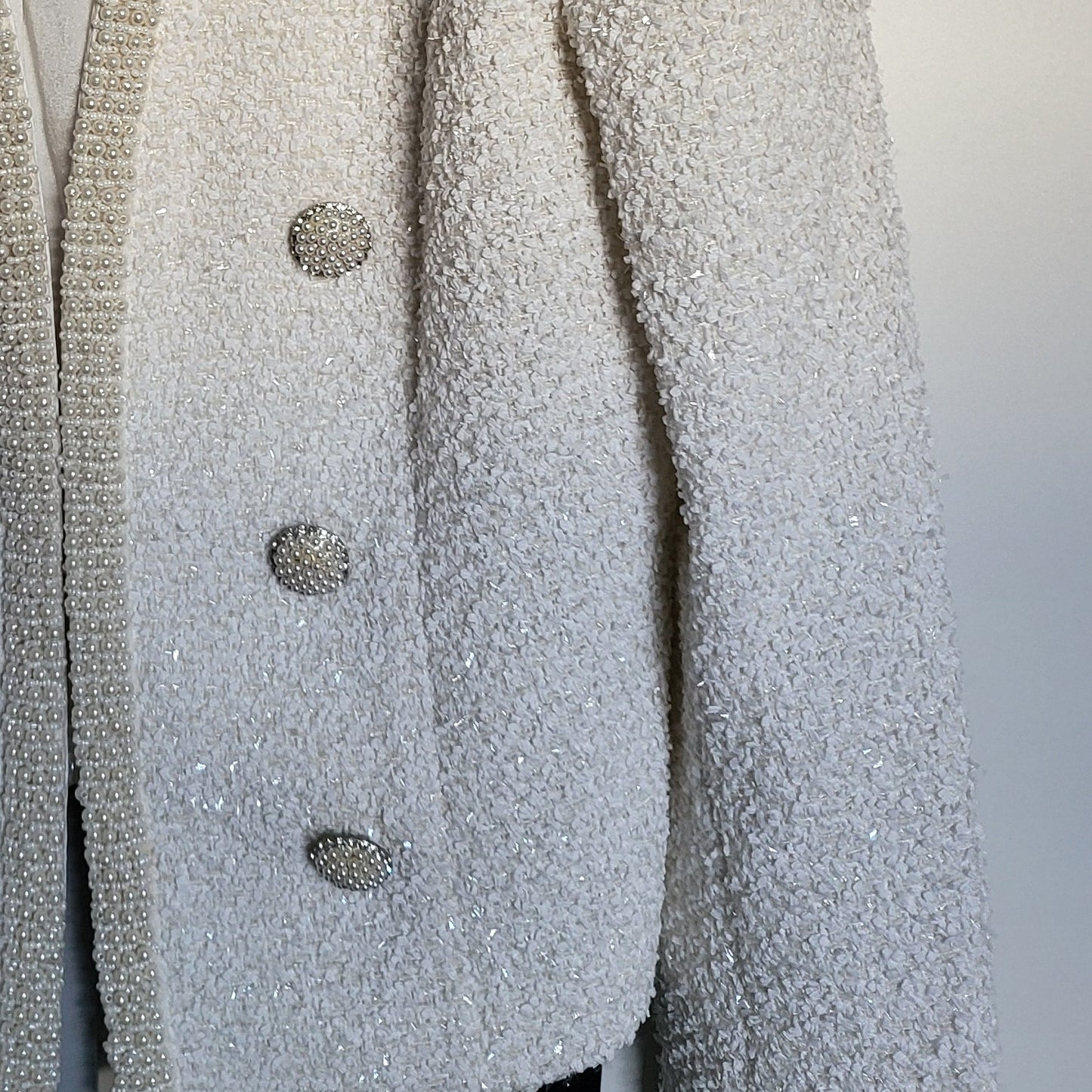 Elegant Bouclé Look Jasje in Off-White met Rijke Pareldetails