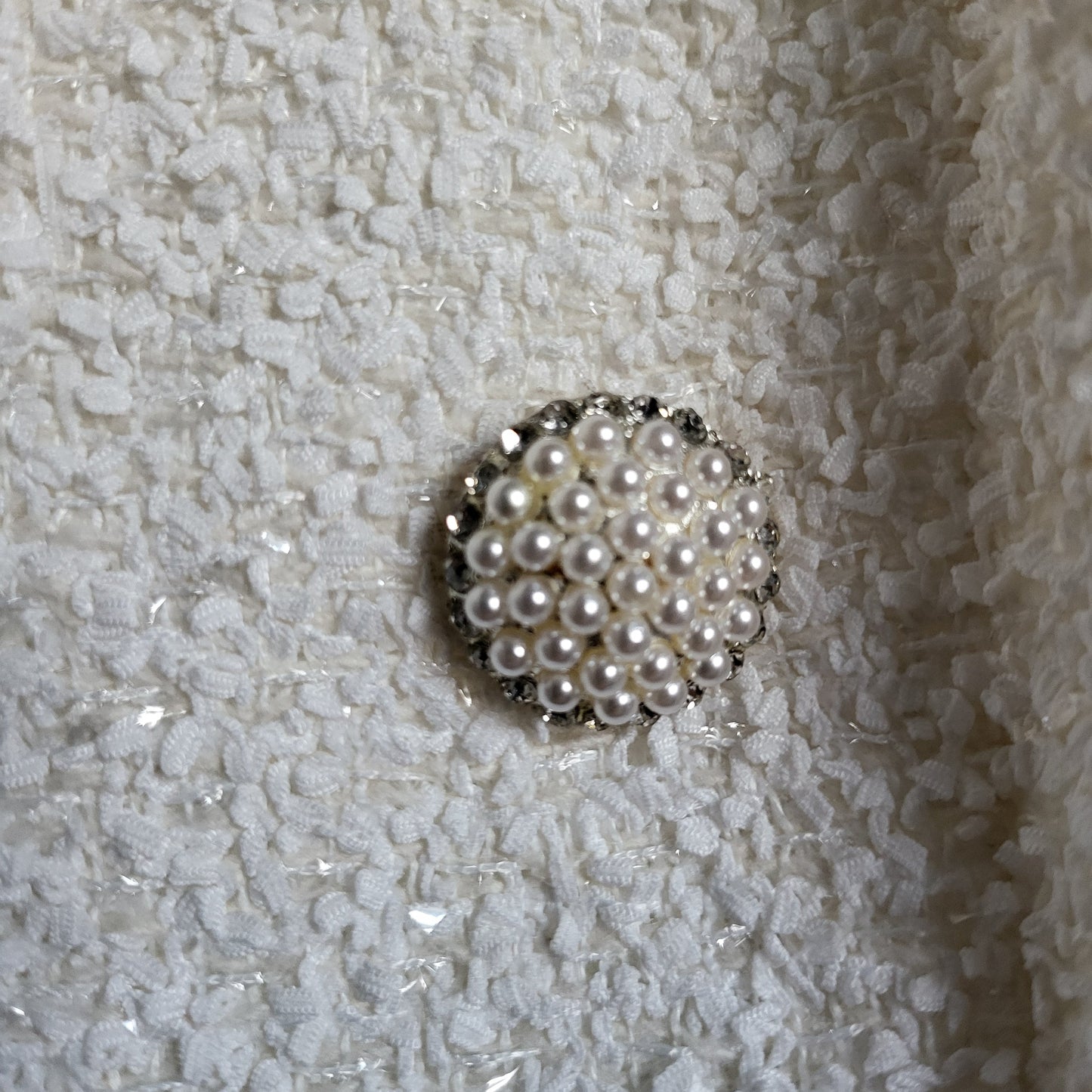 Elegant Bouclé Look Jasje in Off-White met Rijke Pareldetails