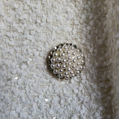 Elegant Bouclé Look Jasje in Off-White met Rijke Pareldetails