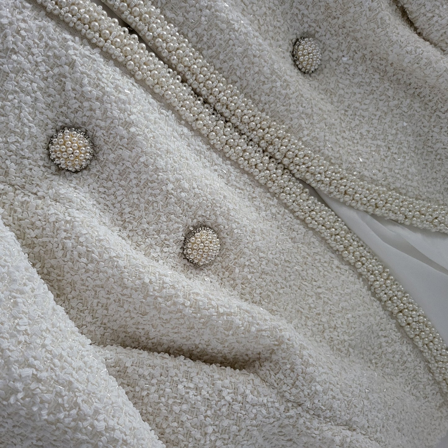 Elegant Bouclé Look Jasje in Off-White met Rijke Pareldetails