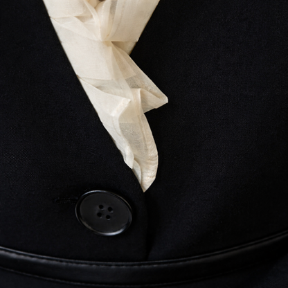 Blazer met Dubbele Ruches en Witte Details