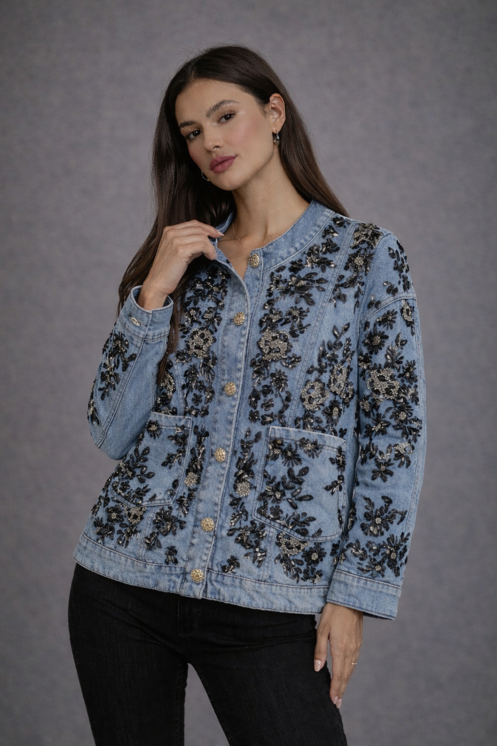 Denimjacket – Spijkerjas met Zwart Bloemenborduurwerk en Kralen
