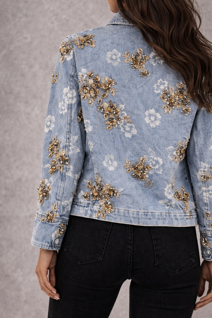 Denimjacket – Lichtblauwe Spijkerjas met Witte Bloemen & Goudkleurige Floral Details