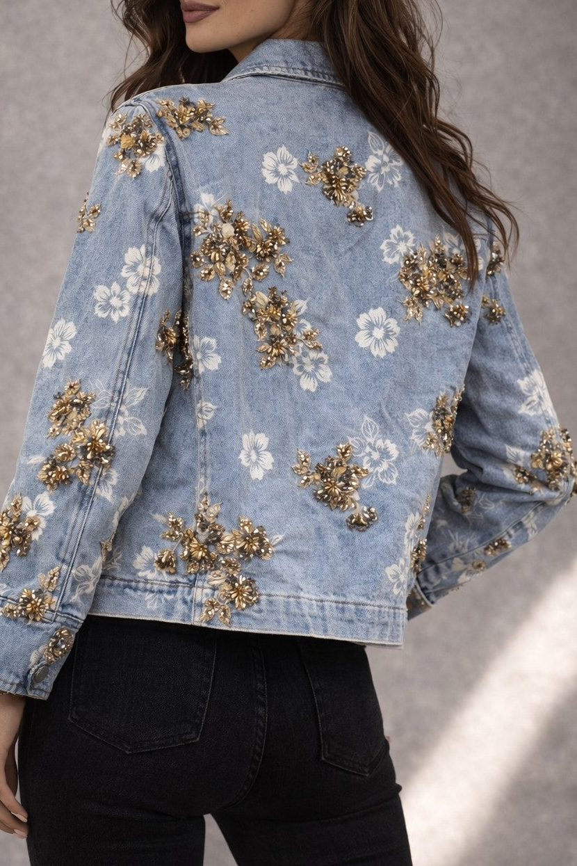 Denimjacket – Lichtblauwe Spijkerjas met Witte Bloemen & Goudkleurige Floral Details