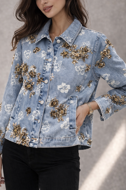 Denimjacket – Lichtblauwe Spijkerjas met Witte Bloemen & Goudkleurige Floral Details