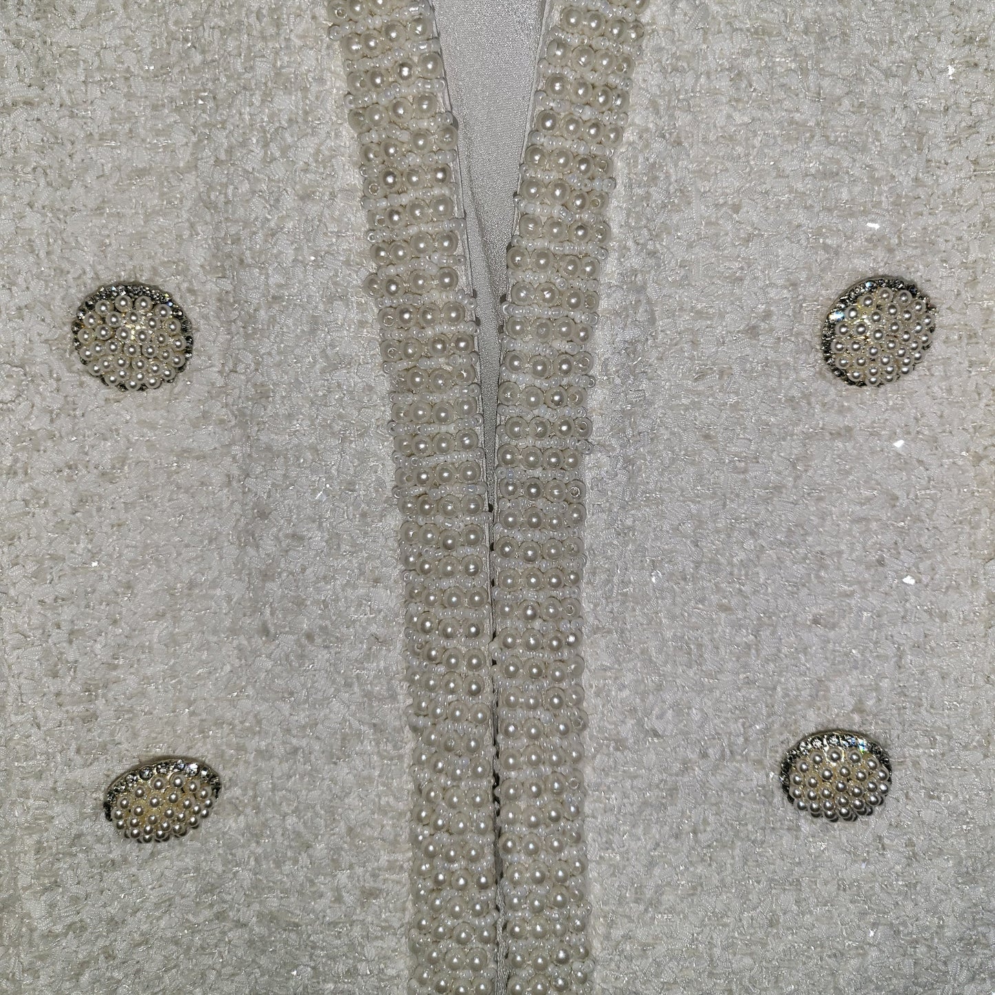 Elegant Bouclé Look Jasje in Off-White met Rijke Pareldetails