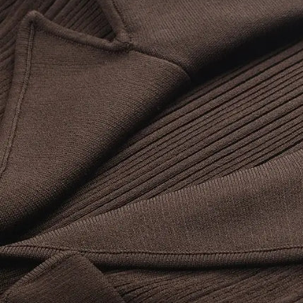 Bruine Ribgebreide Maxi Jurk met Kraag en Goudkleurige Knopen