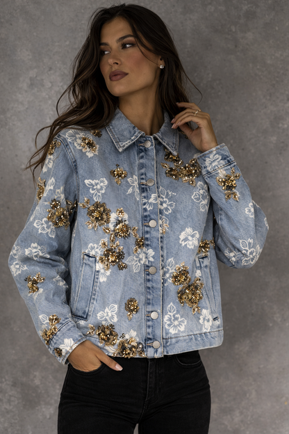 Denimjacket – Lichtblauwe Spijkerjas met Witte Bloemen & Goudkleurige Floral Details