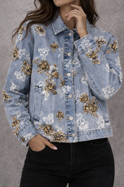 Denimjacket – Lichtblauwe Spijkerjas met Witte Bloemen & Goudkleurige Floral Details