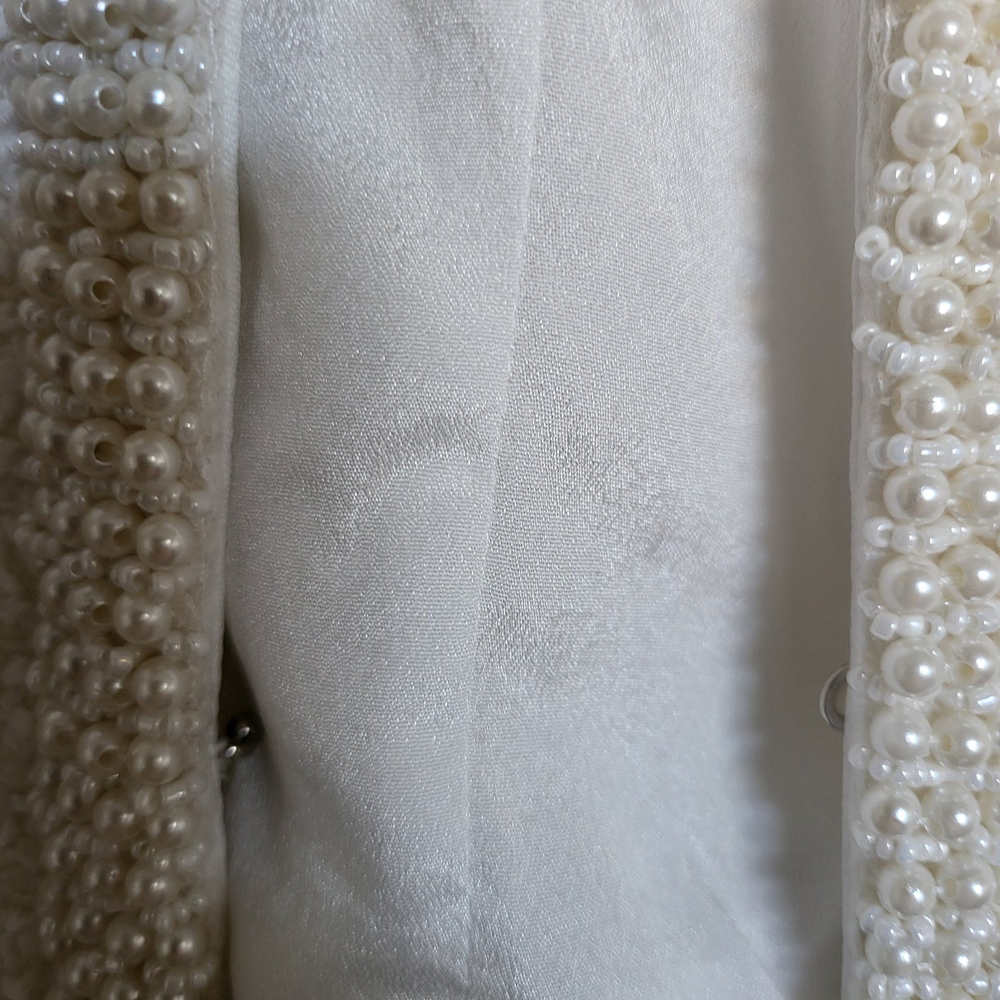 Elegant Bouclé Look Jasje in Off-White met Rijke Pareldetails